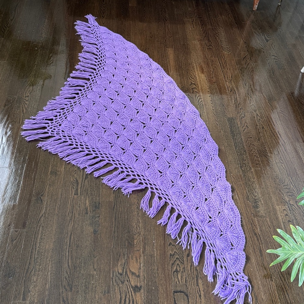 Vintage Handmade Lavender Crochet Fan Pattern Wrap with Fringe - Picture 9 of 11